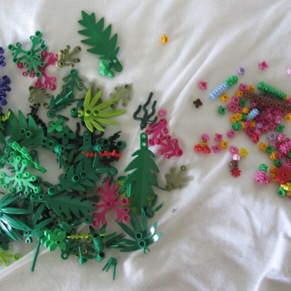 Bulk Lego Lot: Plants, Flowers & Leaves - Picture 1 of 3